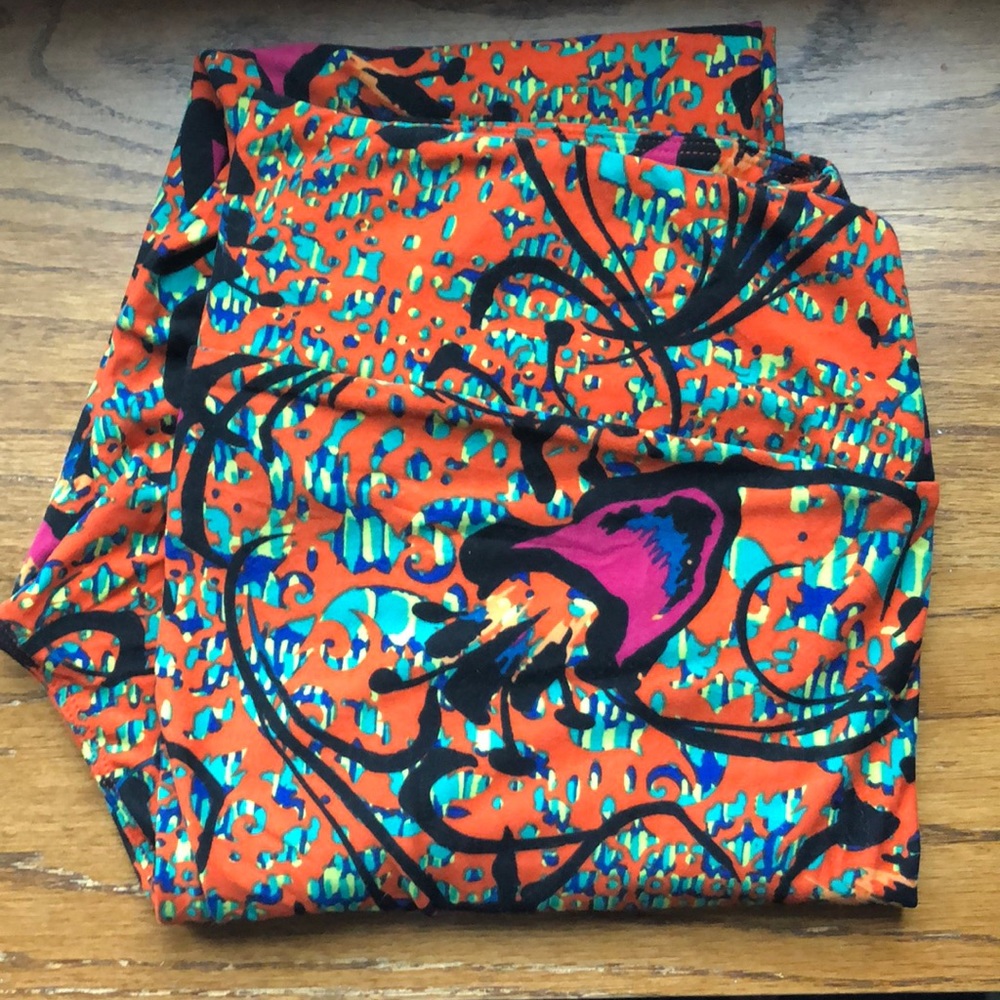 Adorable Never Worn Lularoe TC leggings!